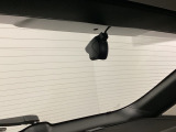 後方にもドライブレコーダーのカメラが付いています。前後両方でお車の周りを監視・記録いたします。