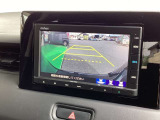 【バックカメラ】運転が苦手な方も車庫入れラクラクです!ギアをリバースに入れれば自動的に切り換わりますので、面倒な操作は不要です♪狭い駐車場もお車を傷つけず安心ですね!