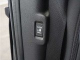 ◆パワースライドドアスイッチ◆ピラーに設置したスイッチを室内ハンドルと使い分け、スライドドアが開いているときも閉じているときも、2列目シートがどの位置でも無理なく開閉操作ができます。