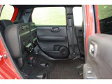 HONDA独自の機構!リアシートはチップアップ(跳ね上げ)することにより背の高い荷物も楽々積み込みすることが可能!!より空間を有効にするためにも大変便利なシートアレンジになります!!