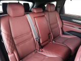 リヤシートの中央部には、収納可能のセンターアームレスト兼用のドリンクホルダーが設置されています。使用しない場合は、背もたれに収納が可能です★☆★☆