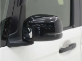 ◆ドアミラーウインカー◆ドアミラーにウインカーを装備しています。対向車に自身の進行方向を合図し安全に運転できます。
