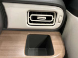 【運転席ドリンクホルダー】使いやすさに配慮したドリンクホルダー