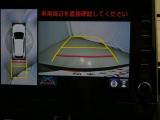 車両全体を上から表示し車両周囲を確認する事が出来るので、狭い駐車場等で重宝する装備です もちろんバックモニターとしての機能もございます