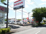 この看板が目印です!同じ敷地内に新車、中古車、サービス工場が併設されております♪