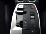 BMWの電子式シフトレバーはシンプル設計で機能的です。誤操作防止機能になっています。