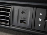 ◆USB接続端子◆スマホやiPodなどを接続して、いつもの音楽を車内でもお楽しみいただけます♪