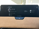 お手元のスマートフォンと接続して頂く事で使用可能な「Apple CarPlay/Android Auto」電話の応答は勿論メッセージの受信やLINE、音楽接続からナビアプリの使用まで幅広く活躍致します