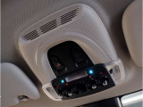 【SOSコール】車両の通信システムにより、SOSコールを発信することが可能です。また、エアバックの開くような大きな事故の場合は自動で通信を開始します。もしもの時にも安心です。
