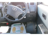 運転席の写真です。見通しのよいすっきりとした視界で、誰でも運転しやすいです。運転のしやすさは疲れにくさにも繋がりますよ♪