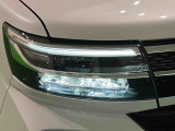 対象物が見やすく白く明るい光で夜間走行をサポートするフルLEDヘッドランプ(サイドビューランプ、クリアランスランプ、オートレベリング機能付き)を装備