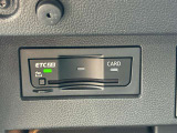 ETCユニットはグローブボックスの中に装着されています。こちらの車両はDSRC(ETC 2.0)に対応していますので、渋滞情報などリアルタイムでナビに反映されます。