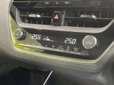 【左右独立型フルオートエアコン】運転席と助手席でそれぞれお好みの温度に設定可能。同乗者にも配慮した、快適な空調をお届け致します。
