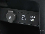 ◆USBチャージャー、12Vの電源ソケット◆使いやすい場所に装備されています。