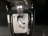 操作しやすいATシフトです。シフトチェンジを気にしなくてよいので運転だけに集中できますね。自然と手に届くところにある、手になじむ形状のシフトノブがいいですね。
