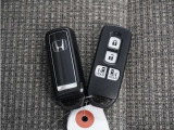 ◆スマートキー◆カギをバッグやポケットに入れたままでもドアロックの開閉ができる『スマートキー』付き!雨天や暗くなってもカギを取り出す必要がなくドアの開錠&エンジンも始動できます