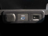 充電用USB端子付き。スマートフォンなどの充電に便利です。