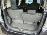 バックドアは大きく開きます。定員乗車時でも十分広いラゲッジスペースを確保しています