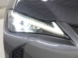 LEDヘッドランプにはアダプティブハイビームシステム「AHS」を採用。光検出カメラで車両検出をし、先行車や対向車に直接ハイビームを当てないように部分遮光します。