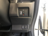 【片側電動スライドドア】リモコンや運転席のスイッチ操作のほか、ドアハンドルを少し引くだけでリアドアが自動開閉します♪