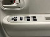 【運転席ドアスイッチ回り】パワーウィンドー[ロック機構]・電動格納式リモコンドアミラースイッチがまとまっているので操作しやすいです。