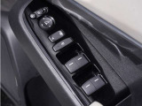 【運転席シートリフター】運転席シートリフターで座面を上下に上げ下げできます。運転しても疲れにくい姿勢に調整できます。
