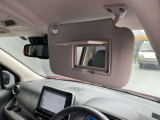 運転席には鏡付きのサンバイザーが付いていますので便利です。