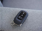【スマートキー】鍵を持っているボタンを押すだけでエンジン始動。ドアの施錠もボタンを押すだけ。鍵は無くさない様にポケットに入れたまま。