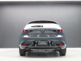 【リヤ正面】リヤゲートを閉めた状態です。この写真以後5枚は、別アングルでMAZDA3のスタイリングをお確かめください。