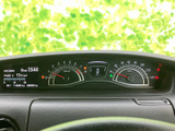 必要な情報を一目で確認できるメーターデザインです。速度や燃料残量など、運転に必要な情報を分かりやすく表示します。
