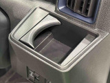 運転席側掘り込み式カップホルダー