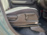 ゆったり・しっかり座れるシートに運転席は高さ調節可能なハイアジャスター付き!シート位置の前後と高さ・ハンドル上下調節で自分に合った最適なポジションを見つけることができます!!
