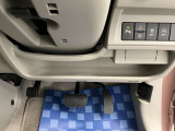 【運転席アンダートレー】タオル等置くのに便利