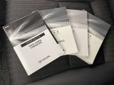 メンテナンスノート、取扱説明書ですね。 車の情報が凝縮されています。 車の整備記録が記載されている大事な物ですよ。