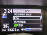 レーンディパーチャーアラートとは車線または走路からの逸脱の可能性を警告すると共に、車線または走路からの逸脱を避けるためのハンドル操作の一部を支援する機能です。詳細は販売店スタッフまでおたずねください。
