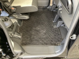 後席の座面をはねあげると、後席のあったスペースがそのまま高さのある荷室空間に!背の高い荷物も横にせずそのまま積み込めます。もちろん左右片方だけのアレンジも可能です。