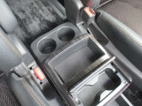 乗車中にホッと一息、ドリンクホルダーもありますよ!ドリンクだけでなく小物類も収納できますよ