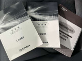 メンテナンスノート、取扱説明書ですね。 車の情報が凝縮されています。 車の整備記録が記載されている大事な物ですよ。