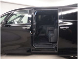 スライドドアの良いところは、乗り降りしやすく、隣の車両にドアをぶつける心配がないことですよね。両側電動スライドドアですから、運転席から開け閉めが操作できますよ。