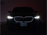 【BMWの伝統】BMWの特徴的な&ldquo;キドニーグリル&rdquo;は、80年以上続く伝統の形でございます。変わらないこだわりのデザインが、プレミアムブランド&ldquo;BMW&rdquo;を創り出します。