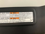 バックドアの底部にパワーバックドアとイージークローザーの取り扱いに関する説明と注意を記入したステッカーが貼ってあります。