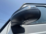 視覚からの車を感知し、ドライバーが車線変更を行う際に、警告音と共に注意を促してくれる安全支援機能を内蔵。