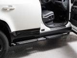 固定式サイドステップを装備しております。車の乗降の負担が低減されます。ルーフへのアクセスも良くなるため、キャリアを付けたときや洗車時にも足場として使うことができます。