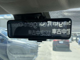 積載車や乗員で後方の視界が遮られる事ありませんか?これはインテリジェントルームミラーと言って、車体後方にあるカメラのクリアな映像をルームミラーに映し出してくれるミラーです。車内の状況に左右されません♪