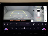 パノラミックビューモニターを装備。駐車場や交差点でクルマを真上から見るように周囲を確認できます。機能の詳細は販売店スタッフまでおたずねください。