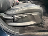 シートハイトアジャスターを装備!運転席の座面の高さを体格やお好みに合わせて調整できます。より自然な運転姿勢を取りやすく、前方の見やすさを調整できるのも嬉しいポイントです。