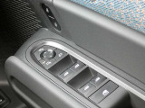ドアとウィンドウのロックも可能で、後部座席にお子様が乗車しても安心です!