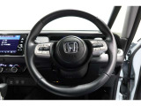 運転中もハンドルでの操作が可能です。特に高速道路等の目が離せない運転時には、便利さだけでなく、安全性も兼ね備えております。