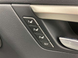 シートメモリー機能装備付きです。シートの位置をそれぞれ記憶しておく事ができるので、ご家族や、複数の方で車を乗られるオーナー様には、便利な機能です。
