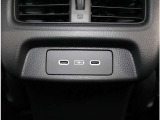充電可能なUSB端子(Type-C/2個付)が後ろにもついていますよ!
